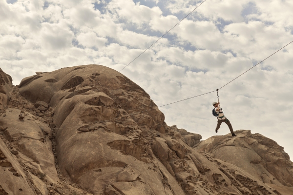 沙特红海沙漠岩石度假村全景揭幕：壮丽山景、沙漠探险、亲子徒步等丰富体验静候宾客