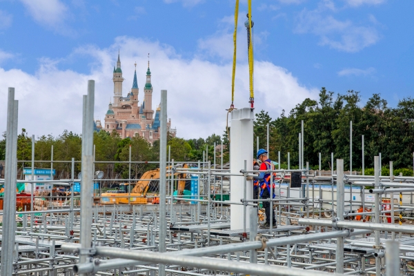 上海迪士尼乐园蜘蛛侠主题园区启动景点安装工作