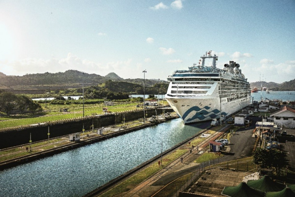 海岛公主号穿越巴拿马运河水闸_meitu_2.jpg